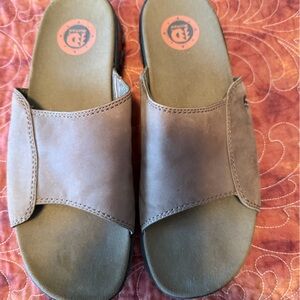 Women’s Dunham sandal. Barrly used.